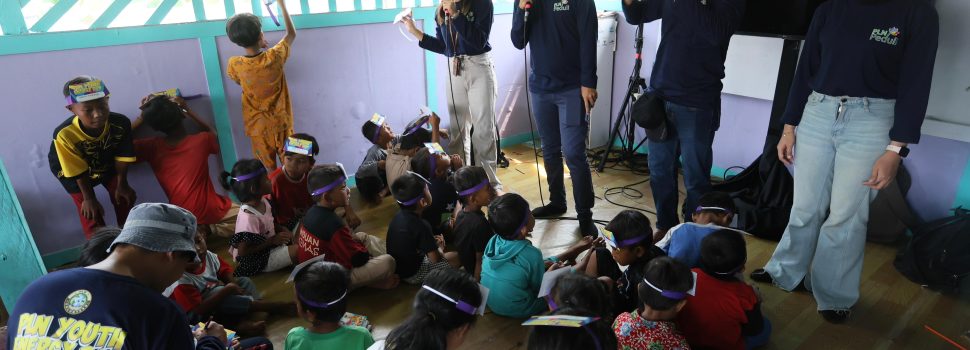 Relawan PLN Berikan Bantuan Pendidikan dan Kesehatan Warga Kampung Pemulung Jurang Mangu Timur