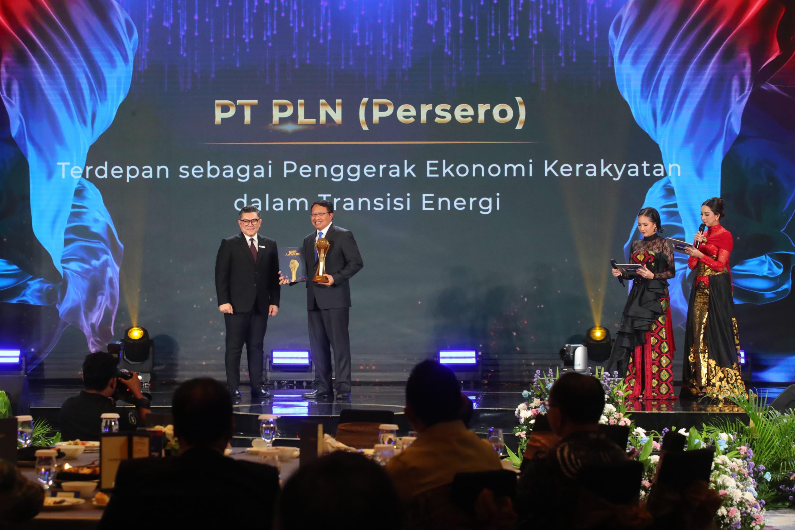 jadi penggerak ekonomi kerakyatan dalam transisi energi pln sabet penghargaan di detikcom awards 2024