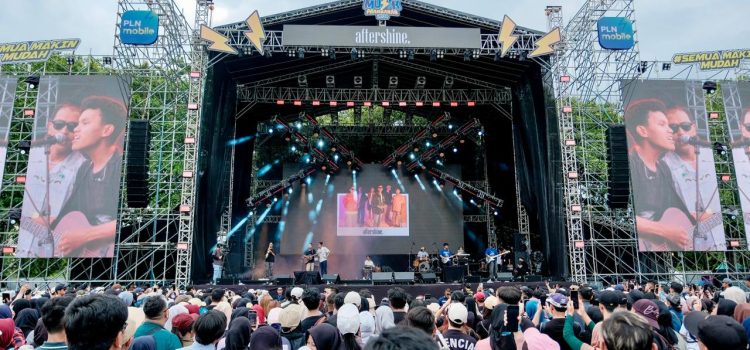 PLN Mobile Gelegar Musik Prambanan 2024 Sukses Goyang Belasan Ribu Penonton