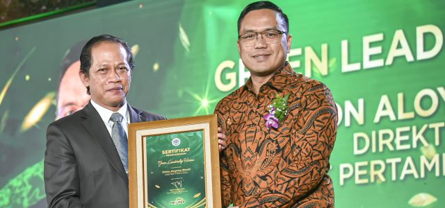 Dirut Pertamina Raih Penghargaan Green Leadership Utama dari KLH