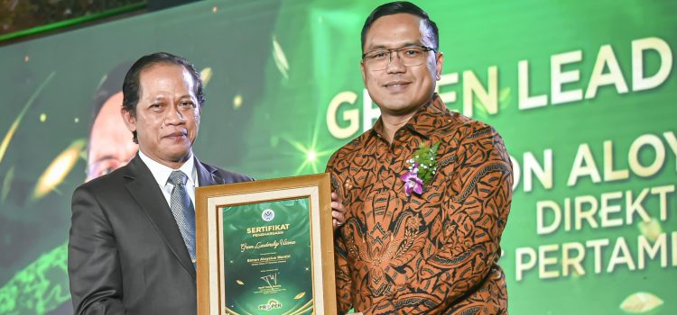 Dirut Pertamina Raih Penghargaan Green Leadership Utama dari KLH