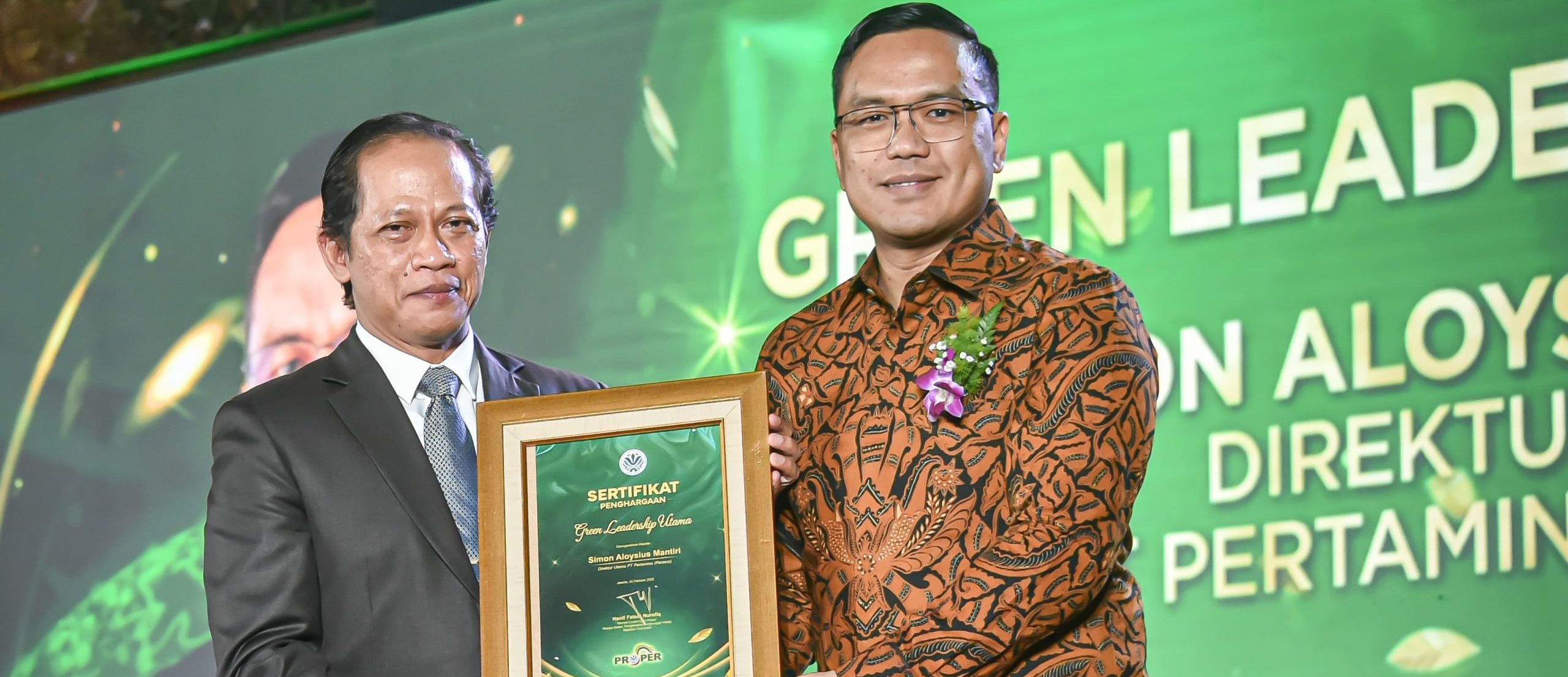 Dirut Pertamina Raih Penghargaan Green Leadership Utama dari KLH