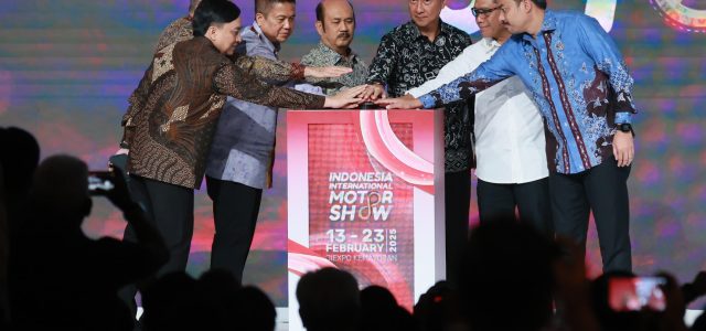 PLN Dorong Green Future Kendaraan Listrik di Indonesia Saat Acara IIMS 2025