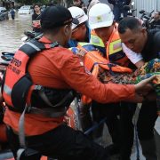PLN Sigap Amankan Kelistrikan dan Evakuasi Warga Saat Banjir Bekasi