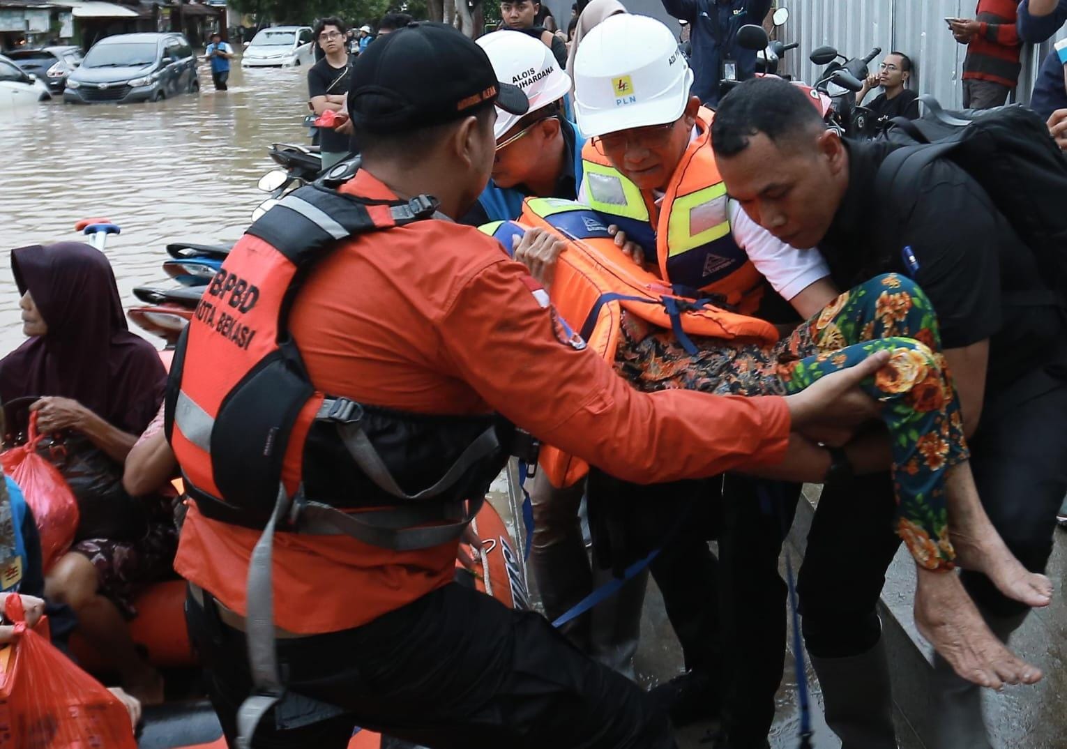 PLN Sigap Amankan Kelistrikan dan Evakuasi Warga Saat Banjir Bekasi