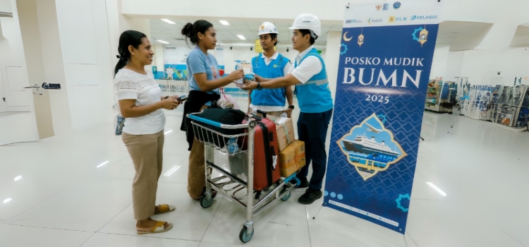 Petugas PLN Siaga Layani Pemudik di Posko Mudik BUMN 2025