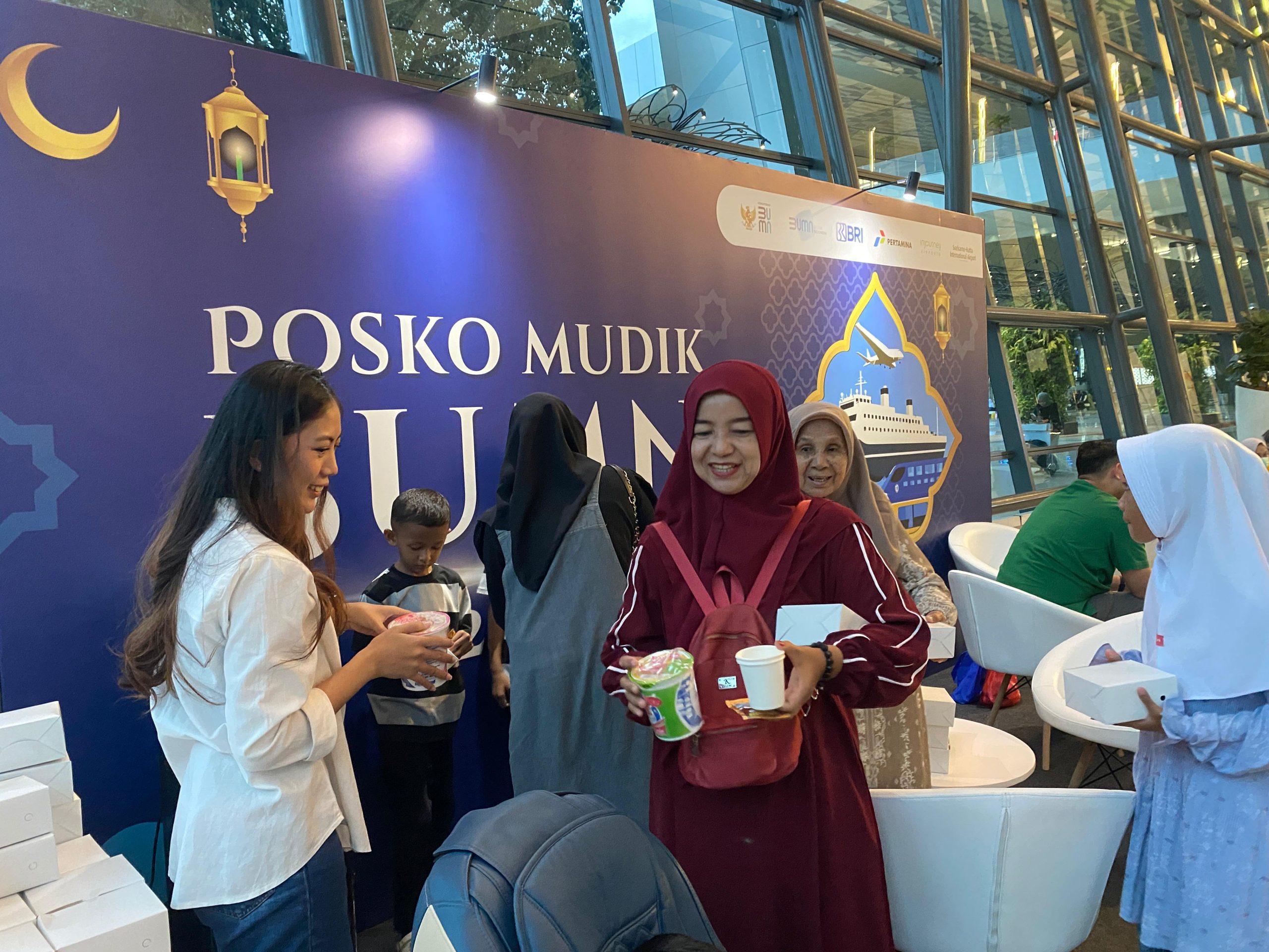 Posko Mudik BUMN Bandara Soetta: Pijat Gratis hingga Voucher dari Pertamina