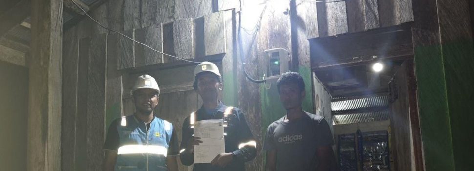 PLN Hadirkan Listrik di 9 Desa Kaltimra, Warga Sambut Idulfitri 1446 H Penuh Haru