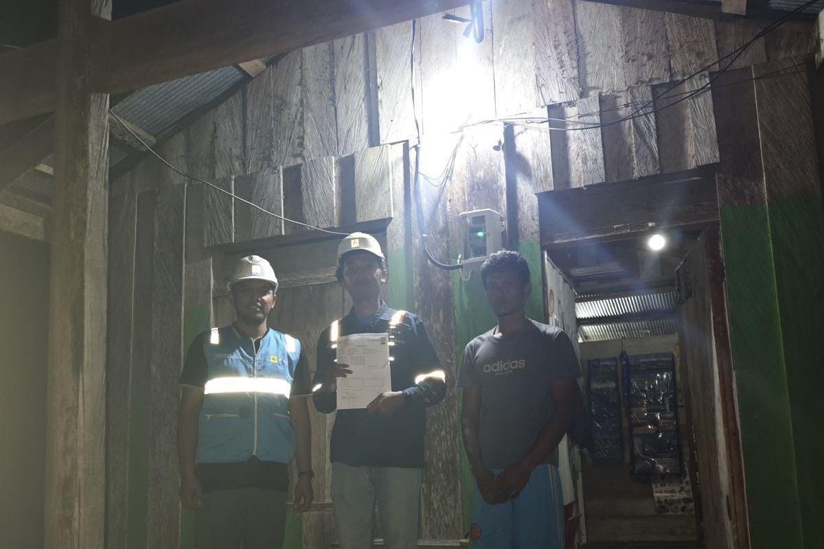 PLN Hadirkan Listrik di 9 Desa Kaltimra, Warga Sambut Idulfitri 1446 H Penuh Haru