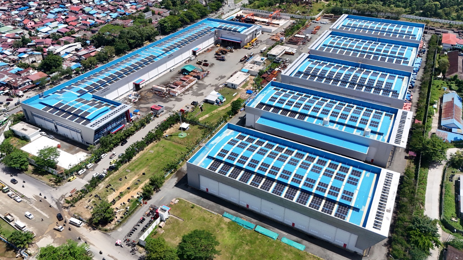 Bukan Cuma Omon-omon Soal Go Green! Pertamina Pasang PLTS Atap Terbesar di Kilang Balikpapan
