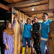 Setelah 15 Tahun Gelap, Kampung Menra Kini Nikmati Listrik 24 Jam Nonstop!