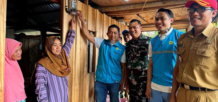 Setelah 15 Tahun Gelap, Kampung Menra Kini Nikmati Listrik 24 Jam Nonstop!