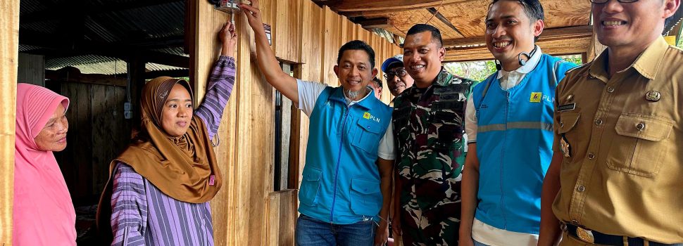 Setelah 15 Tahun Gelap, Kampung Menra Kini Nikmati Listrik 24 Jam Nonstop!