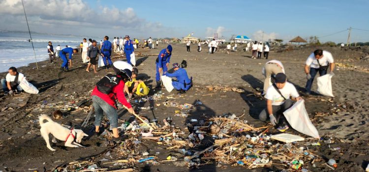 PLN Gerak Serentak di 56 Lokasi, Aksi Bersih-Bersih Sampah Libatkan 12 Ribu Pegawai