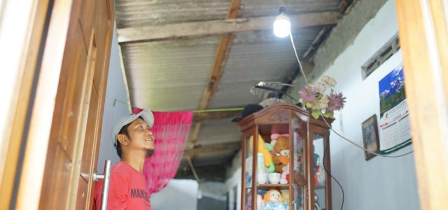 PLN Terangi Hidup Ribuan Keluarga Lewat Program Light Up The Dream, Bawa Harapan hingga ke Pelosok Negeri