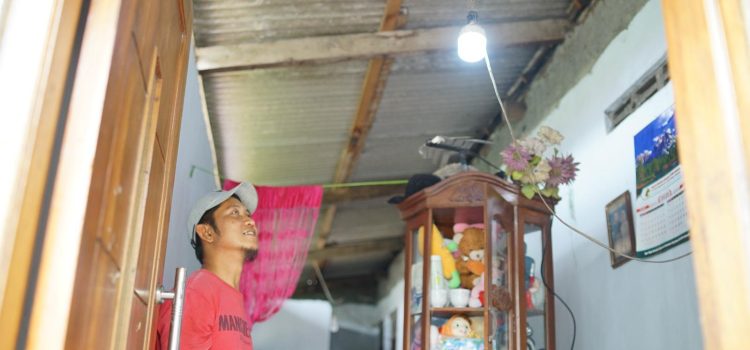 PLN Terangi Hidup Ribuan Keluarga Lewat Program Light Up The Dream, Bawa Harapan hingga ke Pelosok Negeri