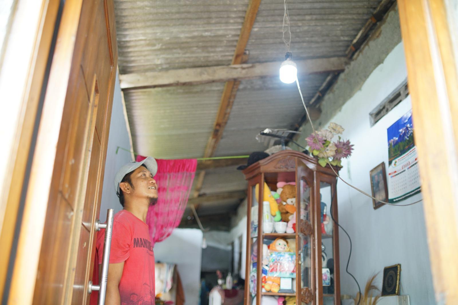 PLN Terangi Hidup Ribuan Keluarga Lewat Program Light Up The Dream, Bawa Harapan hingga ke Pelosok Negeri