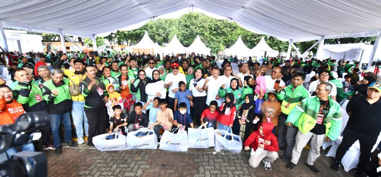 Pertamina Salurkan 1.000 Seragam Sekolah untuk Anak Pengemudi Ojek