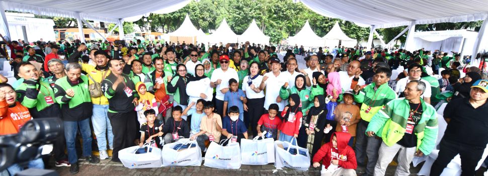 Pertamina Salurkan 1.000 Seragam Sekolah untuk Anak Pengemudi Ojek