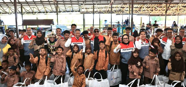 Kereen, Di Hari Anak Nasional, Pertamina Bagikan Bantuan Paket Seragam Sekolah di Balikpapan