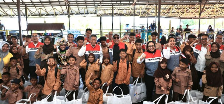Kereen, Di Hari Anak Nasional, Pertamina Bagikan Bantuan Paket Seragam Sekolah di Balikpapan