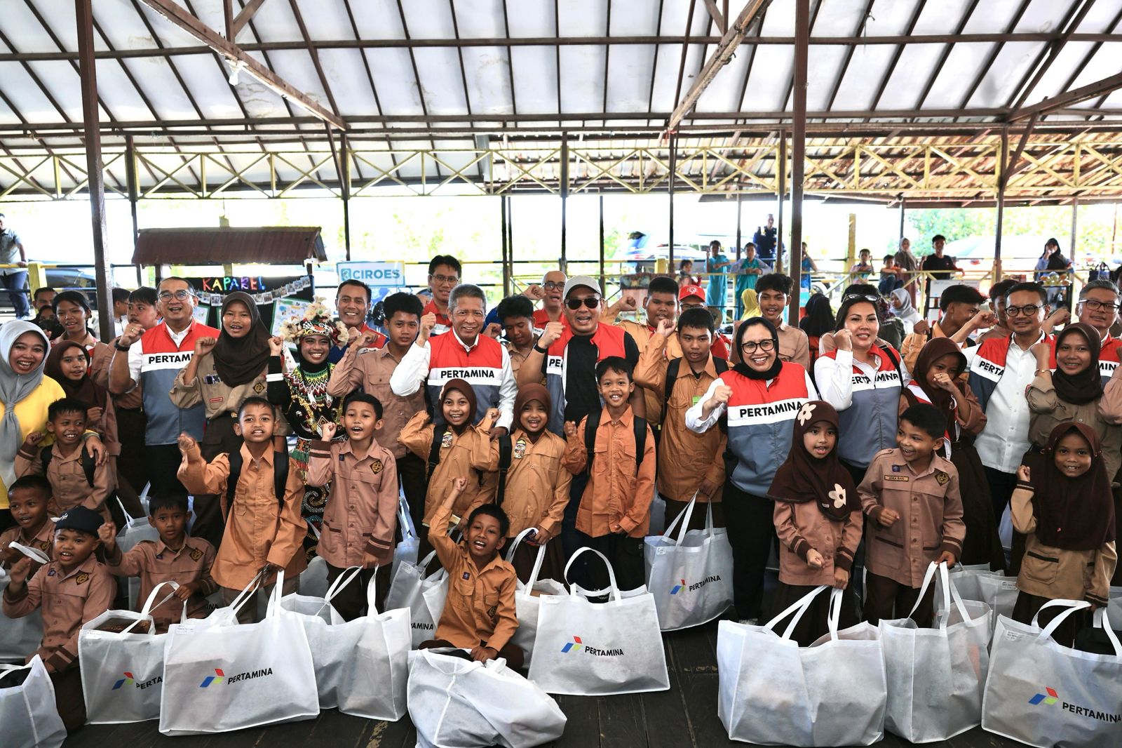 Kereen, Di Hari Anak Nasional, Pertamina Bagikan Bantuan Paket Seragam Sekolah di Balikpapan