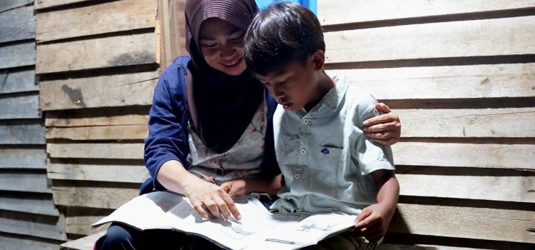 Luar Biasa! PLN Bagi-Bagi Kado HUT RI ke-80: 2.821 Keluarga Prasejahtera Nikmati Listrik Gratis