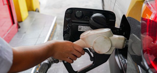 Bongkar Mitos! Isi BBM Lambat Biar Takarannya Pas? Pertamina Buka Suara!