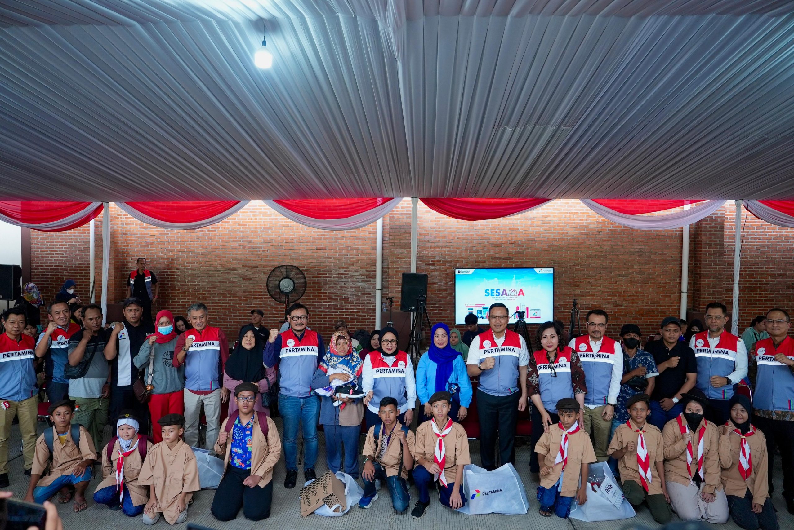 Bikin Haru! Pertamina Bagikan 1.000 Seragam Sekolah Gratis untuk Anak Cilincing