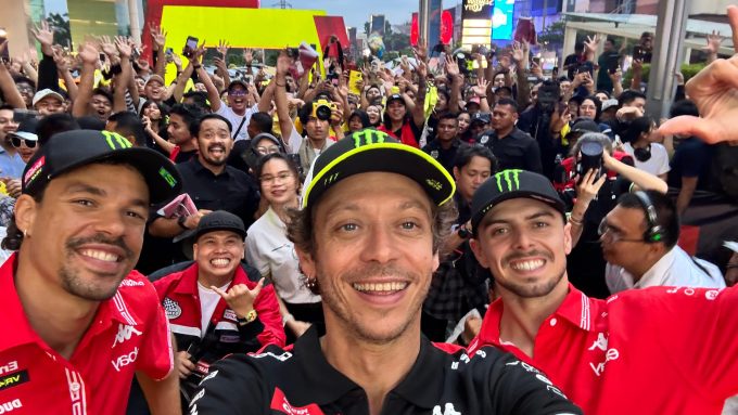 Valentino Rossi dan Pembalap Pertamina Enduro VR46 Racing Team Disambut Hangat Fans Indonesia