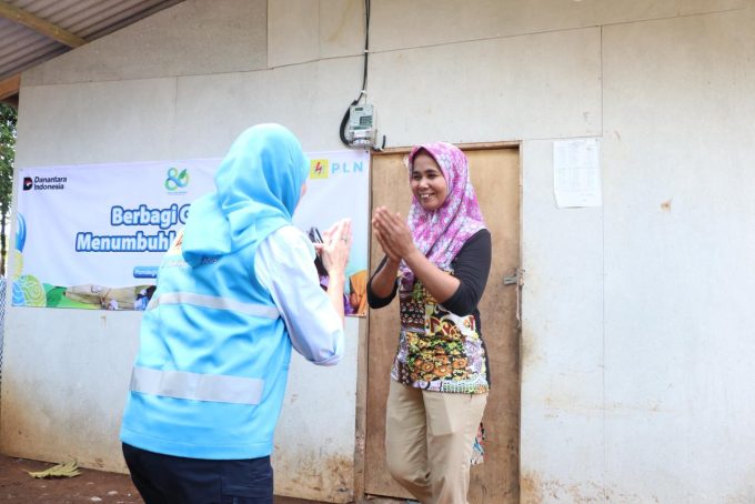 PLN Hadirkan Terang untuk 108 Keluarga di Banten, Air Mata Haru Warnai Penyalaan Listrik Gratis