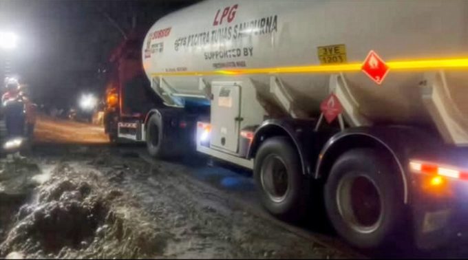 Pertamina Gaspol! 8.000 Liter Dexlite Dikerahkan untuk Buka Akses Jalan di Sumatera