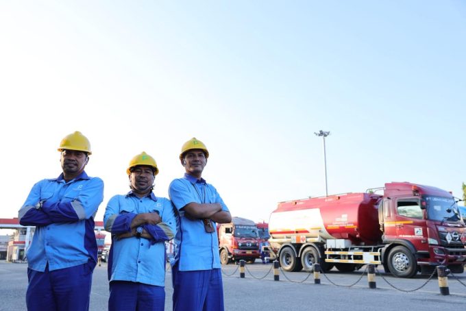 AMT Pertamina Gaspol! Antar BBM 48 Jam Nonstop Tembus Banjir & Longsor di Sumbar