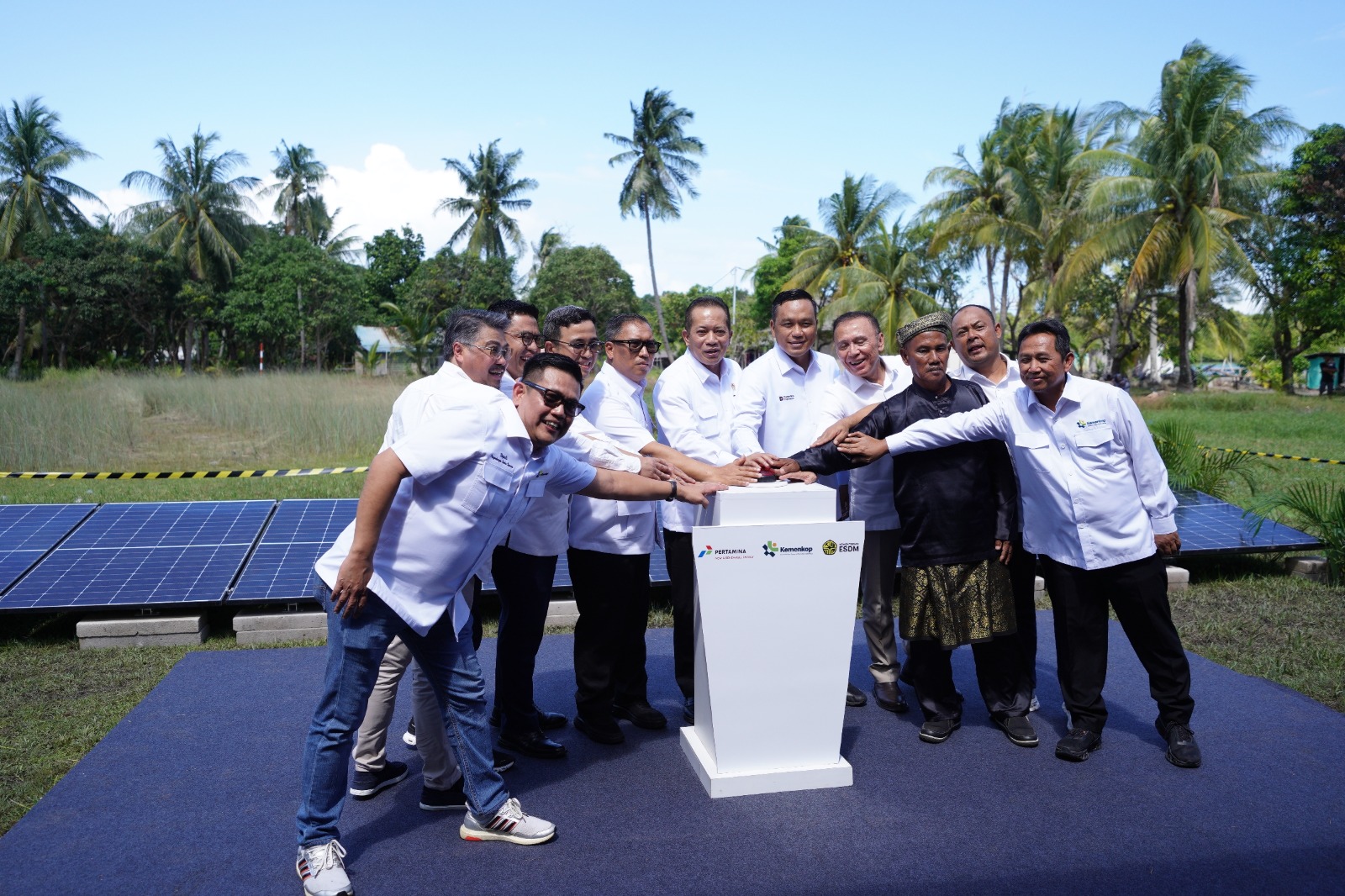 PLTS KDKMP Perdana Hadir di Pulau Sembur, Kemenkop dan Pertamina NRE Dorong Energi Bersih Berbasis Koperasi