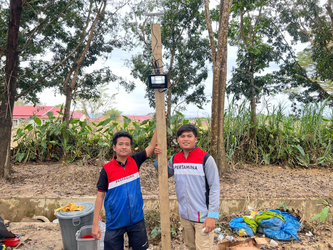 TERANG BENDERANG! Pertamina Gunakan Energi Hijau, Pasang PLTS Raksasa Terangi Tenda Pengungsi Aceh Tamiang!
