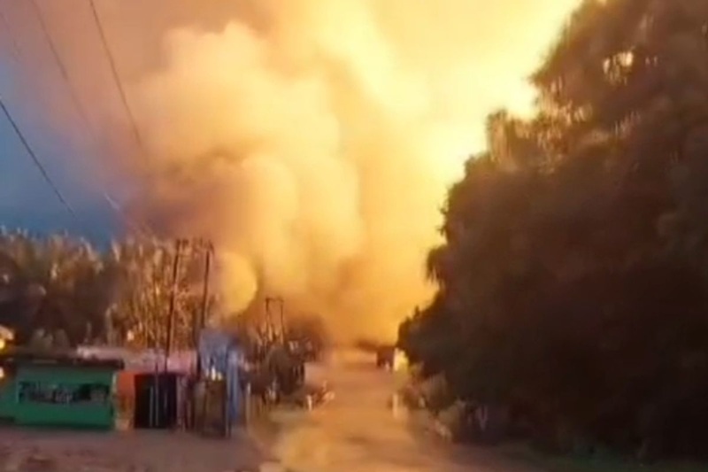 Pipa gas PT TGI meledak di Indragiri Hilir, Riau. Api menyembur hingga 15 meter, polisi amankan lokasi dan lakukan penyekatan gas.