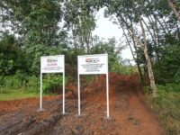 PTBA menutup akses tambang ilegal di Banko Tengah dengan pagar dan plang demi melindungi aset negara dan menjaga operasi tambang tetap aman.