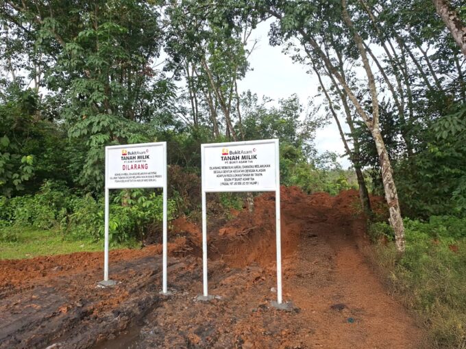 PTBA menutup akses tambang ilegal di Banko Tengah dengan pagar dan plang demi melindungi aset negara dan menjaga operasi tambang tetap aman.