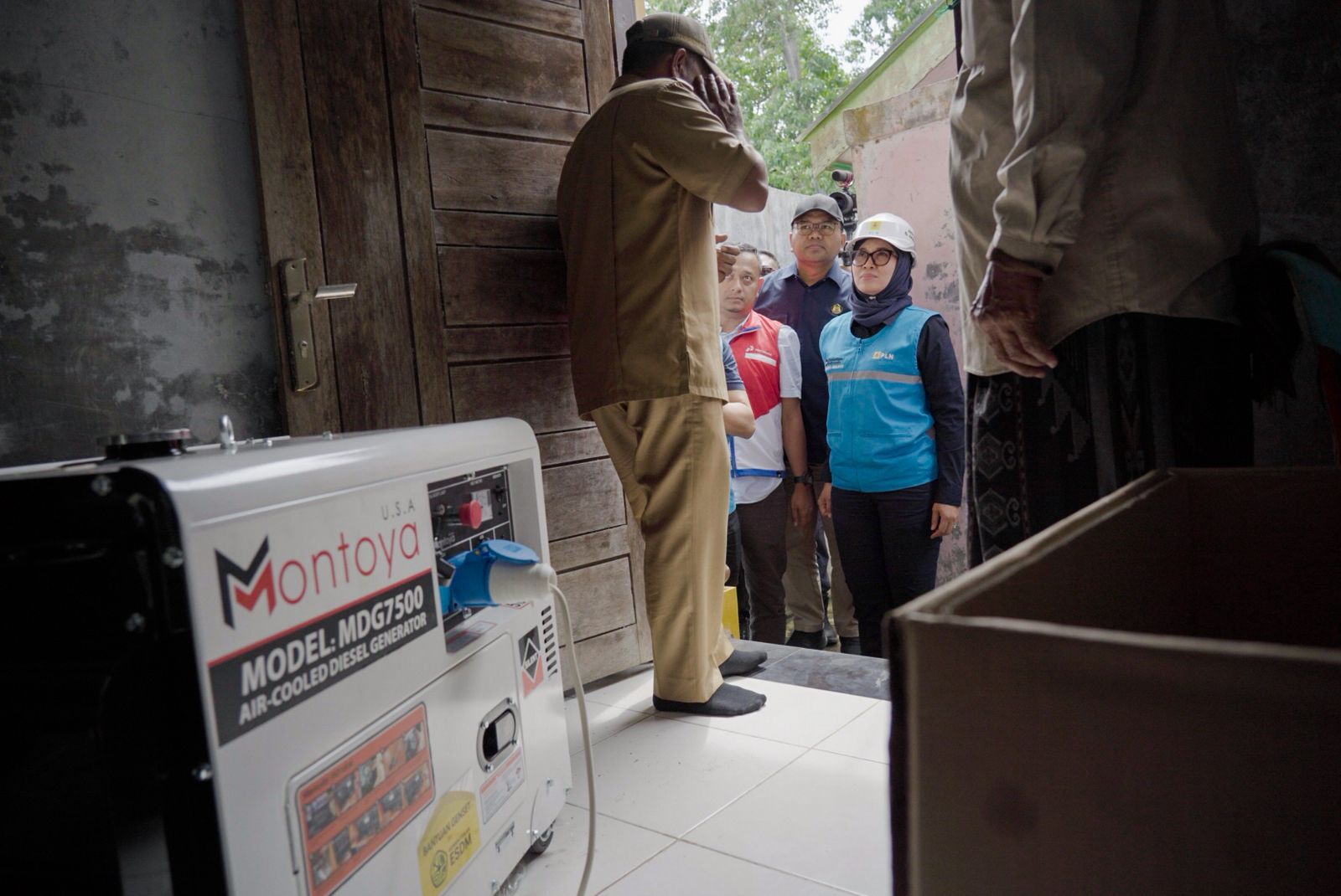 Listrik Jadi Penyelamat! PLN Salurkan 1.000 Genset ESDM untuk Warga Aceh Pascabencana