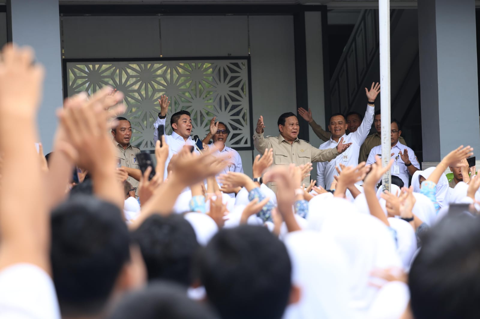 Prabowo targetkan swasembada energi paling lambat 2029 lewat pengurangan impor BBM dan percepatan energi terbarukan nasional.
