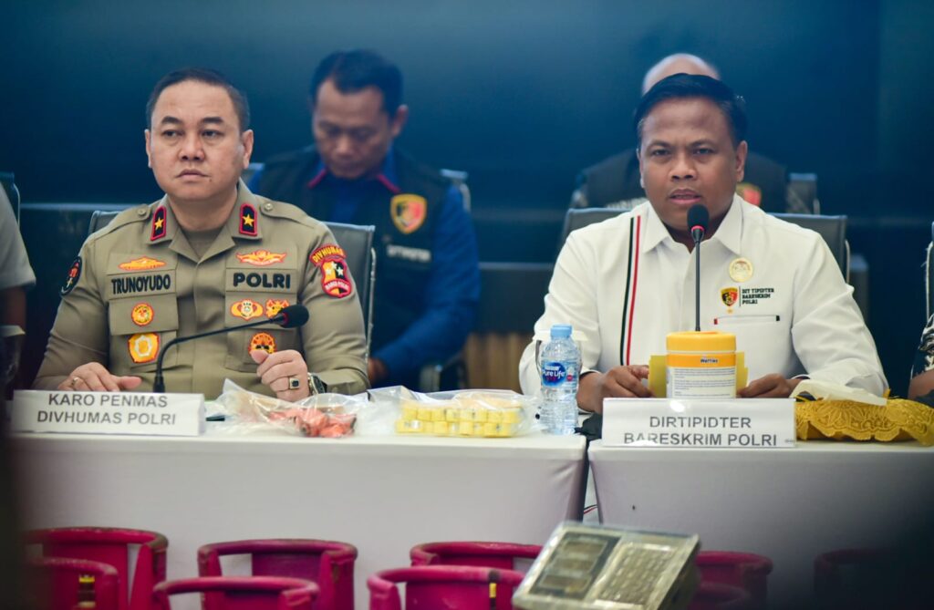 Pertamina Dukung Bareskrim Sikat Mafia BBM Subsidi, Kerugian Negara Tembus Rp243 Miliar


Jakarta, Situsenergi.com


PT Pertamina (Persero) memperkuat sinergi dengan aparat penegak hukum untuk menekan penyalahgunaan BBM dan LPG subsidi. Langkah ini dinilai krusial untuk menjaga distribusi energi tetap tepat sasaran.

Dalam periode 7–20 April 2026, Bareskrim Polri berhasil membongkar praktik ilegal yang berpotensi merugikan negara hingga Rp243 miliar. Sepanjang 2025–2026, total potensi kerugian bahkan mencapai Rp1,26 triliun.

Wakabareskrim Polri, Nunung Syaifuddin, mengungkapkan aparat menyita berbagai barang bukti.
“Kami berhasil mengamankan 403.158 liter solar, 58.656 liter Pertalite, 13.346 tabung LPG, serta 161 kendaraan,” ujarnya.

Sementara itu, Dirtipidter Bareskrim, Mohammad Irhamni, menyebut terdapat 330 tersangka dari 223 kasus di berbagai daerah. Modusnya beragam, mulai dari penimbunan, pengoplosan, hingga manipulasi dokumen.

Pertamina menilai praktik ini mengganggu pasokan dan merugikan masyarakat yang berhak menerima subsidi. Vice President Corporate Communication Pertamina, Muhammad Baron, menegaskan komitmen perusahaan.
“Upaya bersama ini penting untuk menjaga ketersediaan energi nasional dan memastikan distribusi subsidi tepat sasaran,” katanya.

Untuk memperkuat pengawasan, Pertamina mengoptimalkan sistem Pertamina Digital Hub yang memantau distribusi energi dari hulu hingga hilir. Selain itu, perusahaan membina 136 SPBU dan 237 agen LPG sepanjang Januari–Maret 2026.

Pertamina juga mengajak masyarakat aktif melaporkan dugaan penyalahgunaan melalui Call Center 135 atau email resmi perusahaan. (*)
