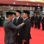 Prabowo Beri Tanda Kehormatan ke 8 Pegawai PLN, Dianggap Berjasa untuk Energi RI