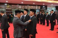 Prabowo Beri Tanda Kehormatan ke 8 Pegawai PLN, Dianggap Berjasa untuk Energi RI