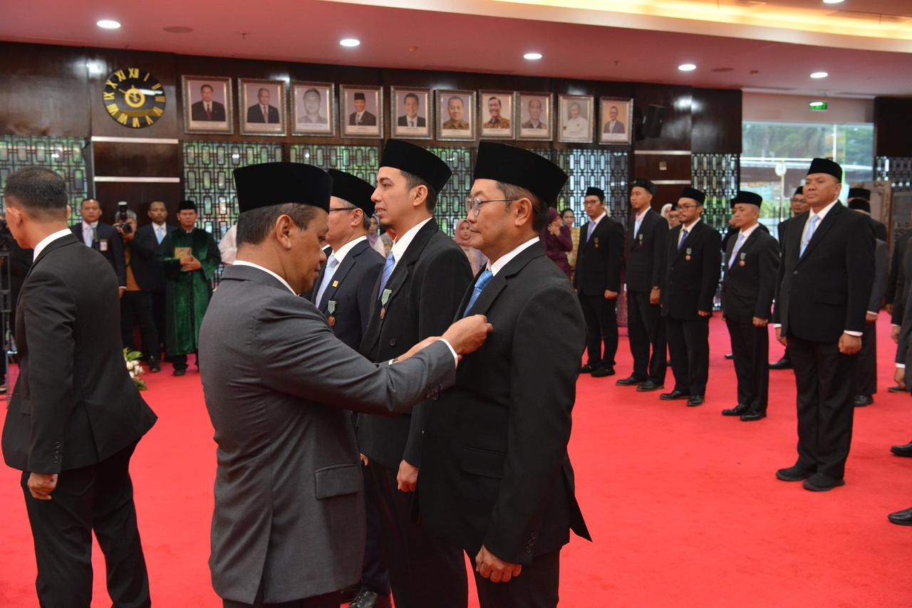 Prabowo Beri Tanda Kehormatan ke 8 Pegawai PLN, Dianggap Berjasa untuk Energi RI