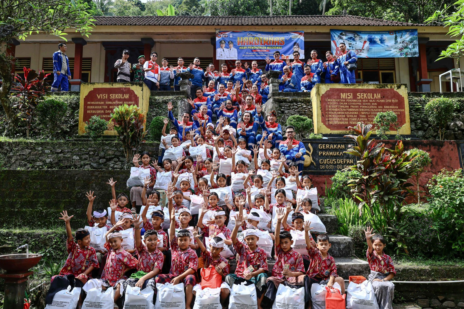 Dewan Komisaris Pertamina Turun ke Sekolah di Karangasem, 68 Siswa Dapat Seragam hingga Sepatu Gratis