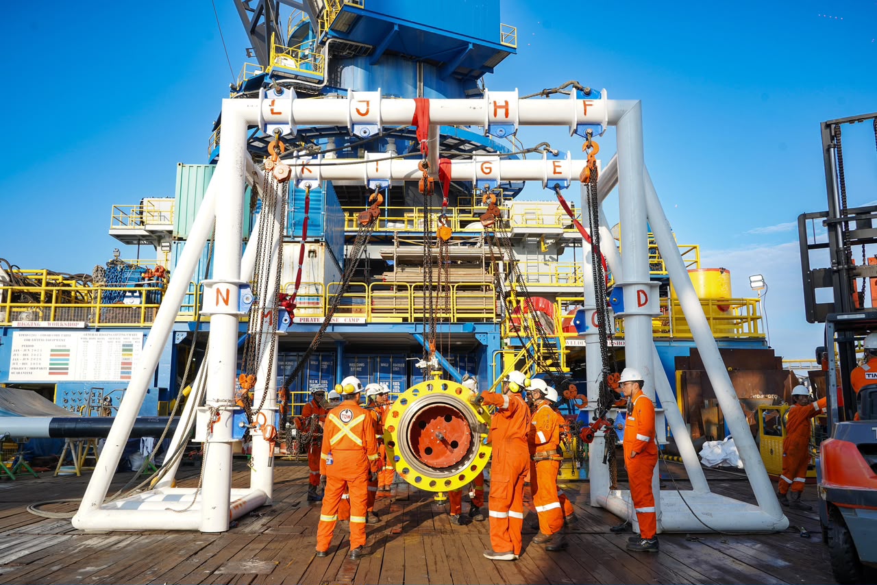 Proyek hot tap pipa WNTS-Pemping rampung, membuka jalan bagi penyaluran gas bumi Natuna untuk memperkuat pasokan energi Batam dan Sumatra.