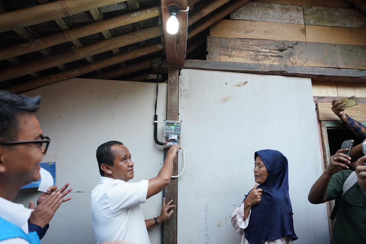 Bahlil dan PLN Percepat Program Lisdes dan BPBL, Listrik Kini Menjangkau Pelosok
