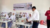 PHE WMO Latih 40 Siswa Bangkalan, Bekali Keahlian Menjahit dan Tata Boga