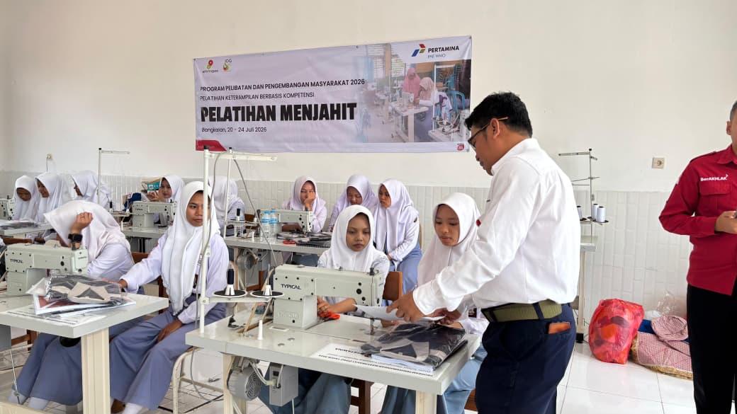 PHE WMO Latih 40 Siswa Bangkalan, Bekali Keahlian Menjahit dan Tata Boga