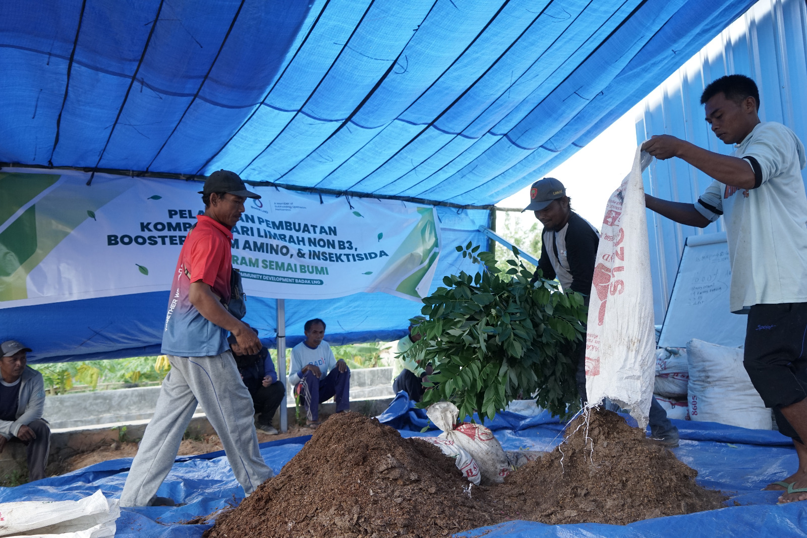Badak LNG Latih Petani Olah Limbah Jadi Kompos dan Biopestisida untuk Pertanian Berkelanjutan